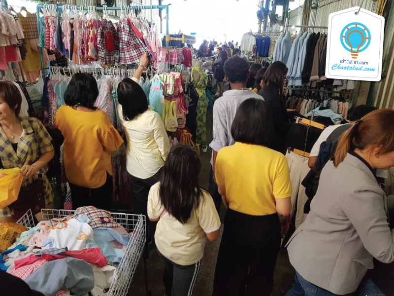 ตลาด At One Market เป็นตลาดใกล้ออฟฟิศ ย่านกลางเมืองที่ขายของตลาดออฟฟิศ ทำเลดีติดดถนนสุขุมวิท บริเวณปากซอย.1 ตลาดนัดติดธนาคารกรุงไทย ภายในตลาดขายอาหารมีที่ให้นั่งรับประทาน และสินค้าทั่วไป ที่ขายของย่านกลางเมือง